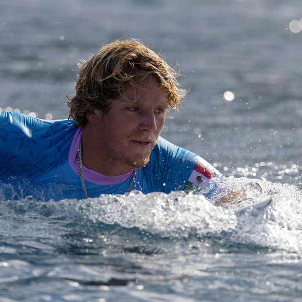 Alan Cleland, surfista mexicano, durante los Juegos Olímpicos de París 2024